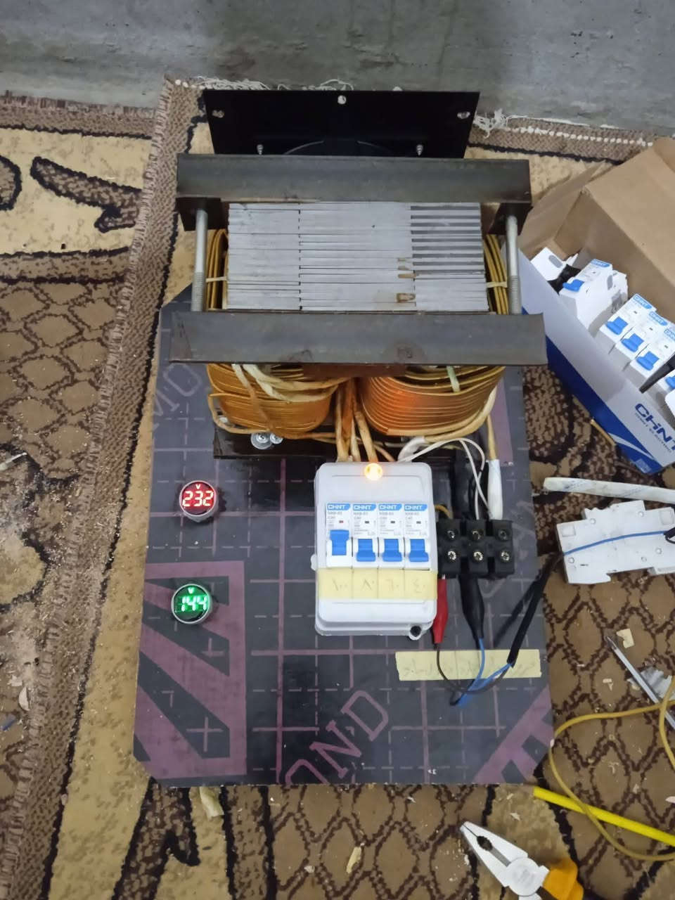 بعد السلام .  الى كل من يعاني من أنخفاض الفولتيه بسبب ضعف الكهرباء أو أجهزة التبريد ماتشتغل أو الطاقه الشمسية ماتشحن الحل يمي أن شاءالله يتوفر لدينا رافعات فولتيه حسب الطلب للتواصل على رقم الهاتف أخوكم أثيرالكهربائي.
 ***********.
السعر  125 ألف. الى 300 ألف حسب الطلب  أوتماتيك وعادي .
