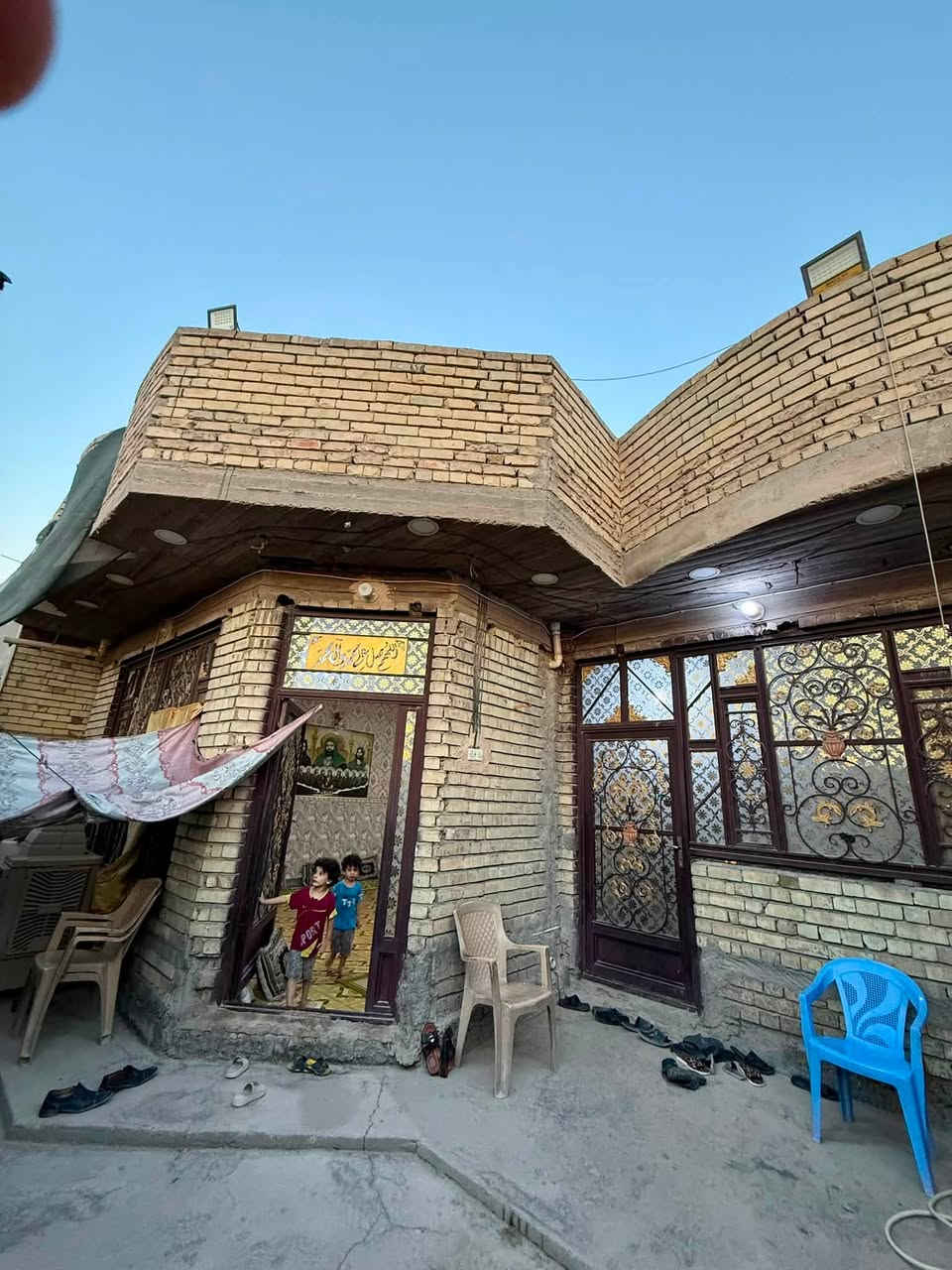 دار للبيع ٢٤٠م طابو صرف بغداد /الوحدة/قرب جامع ام البنين وخلف الشارع الخدمي مباشرة
بناء طابوق طابق واحد يحتوي على غرفتين نوم كبار وصالة واستقبال ٨*٥م  ومطبخ وصحيات بالداخل والخارج 
واجهة الدار ١٢م. * ٢٠م نزال
للأستفسار او المعاينة ***********
