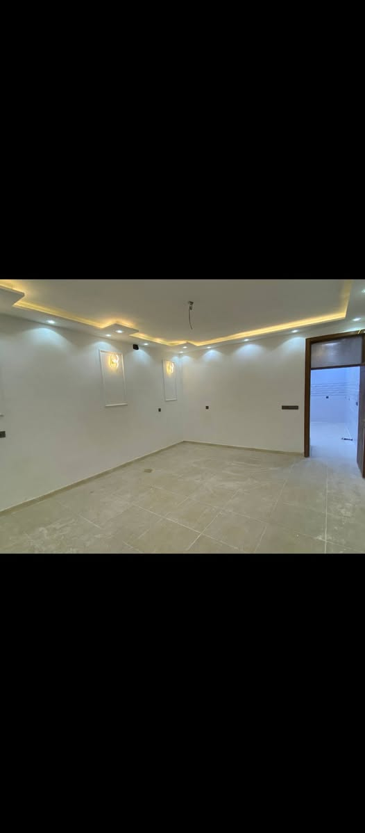 بيت طابقين للبيع ٧٠ متر ..طابو زراعي سند ٢٥ اقرار محكمة قرب المدارس.
الطابق الاول غرفة استقبال كبيرة مع مطبخ وحولي الدرج مع مرافق صحية.

الطابق الثاني غرفتين ..غرفة كبيرة وغرفة صغيرة ومرافق صحية

الطابق الثالث غرفة وسطح

البيت على شارع عرض ١٠ متر

خدمات ماء وكهرباء كاملة.

السعر مناسب ومستعجلين على البيع

 العنوان الدورة البوعيثة ـ السلطان الاول للاستفسار الاتصال على رقم  صاحب الدار

 ***********
