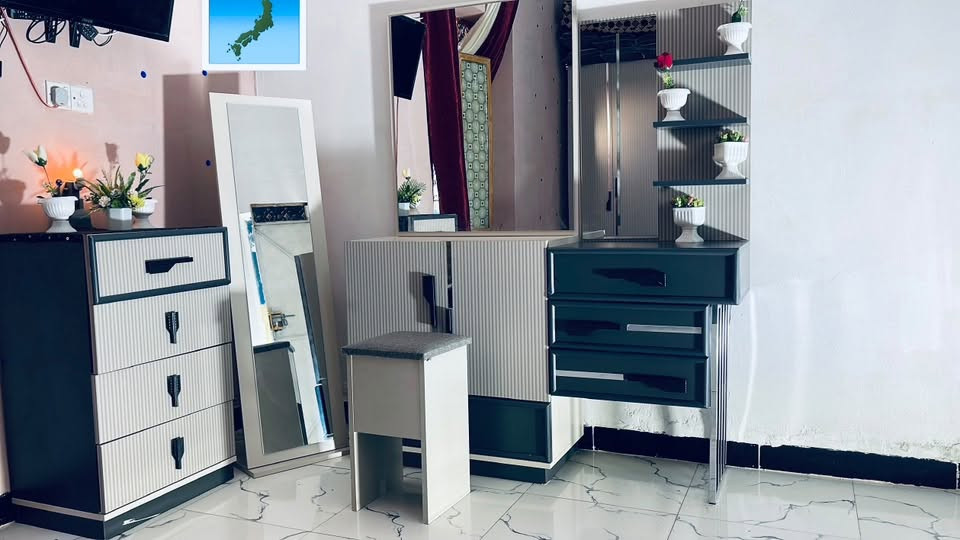 بسم الله غرفة نووم للبيع مودرن رصاصي
10قطع
مميزاتها: 
- الخشب MDF تركي درجة أولى🆔1️⃣
- مقابض مودرن سوداء.،🌑
- مرايتين بالجرار + مراية ميكاب🪙
- إضاءة بالرأسية💥
- لون يمشي ويا كل الديكورات🪐
-اناره دااخليه ✨
وبعد هوايه شغلات مامذكوره 🔘
***********وااتساب فقط
