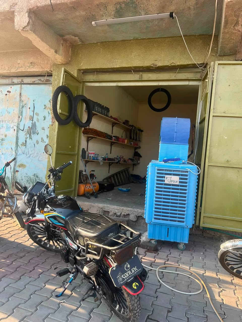 تم بحمد الله 
افتتح ورشه تصليح دراجات ناريه ومواد حتياطيه 
الموقع بيجي شارع العام بصف البانزين خانه الحكوميه 
شتحتاجون لدراجات احنه حاضرين 
ارقام المحل 
عبدالله ***********
مهيب***********
منتظر***********
