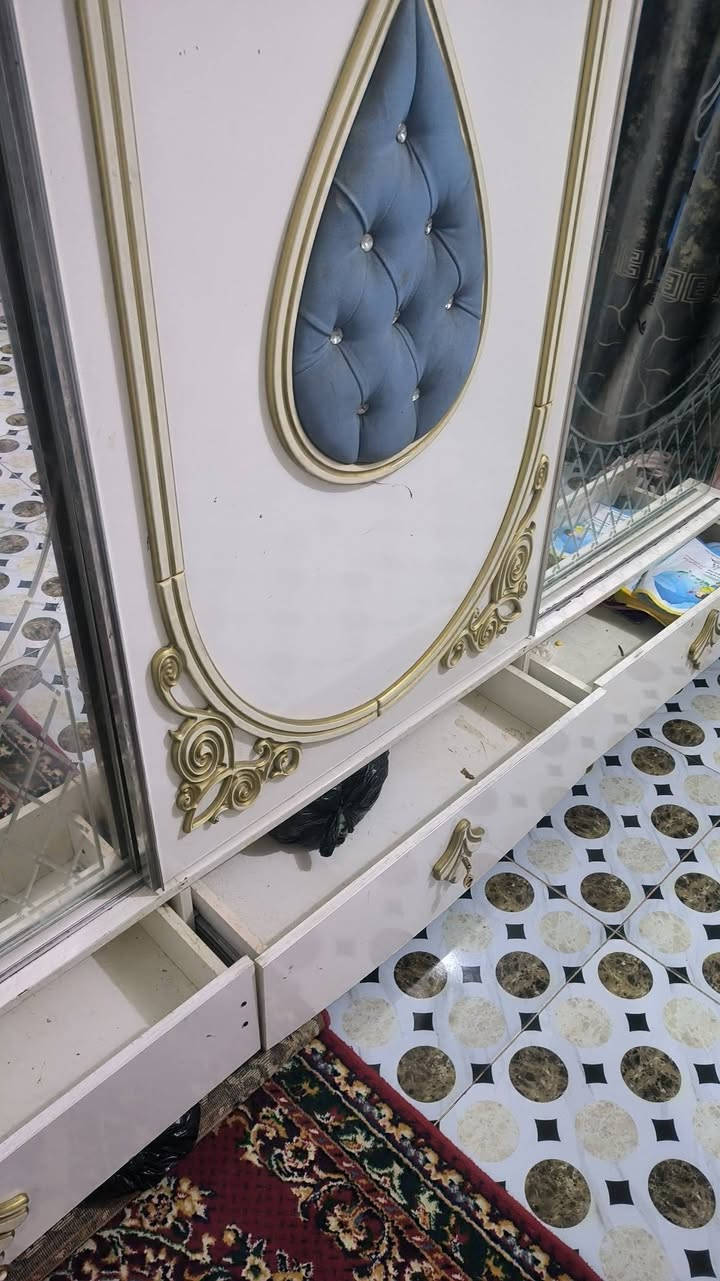 كنتور سلايت للبيع
العرض 2متر ونص 
وثلاث جرارات جوه
السعر 50
الناصريه حي الخضراء مقابيل الشركه الهنديه
للتواصل:***********
