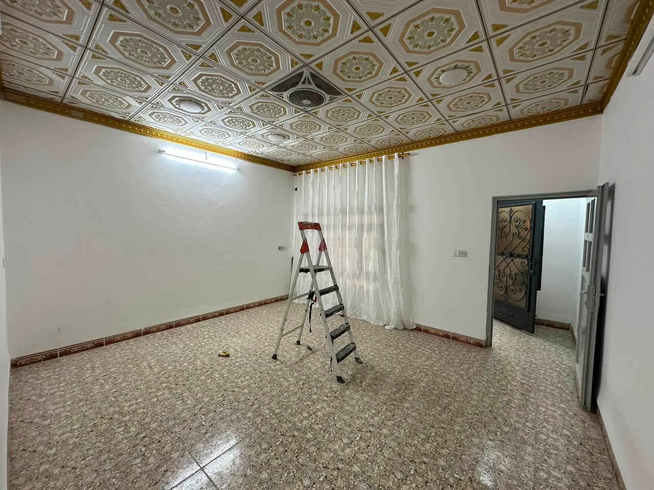 دار للبيع 100 متر طابقين يحتوي على 3 غرف نوم
طابو ملك صرف علما الدار فارغ جاهز للسكن 
في كركوك - حي العسكري قرب مدرسة بغدا كول
السعر : 80 مليون 
***********
