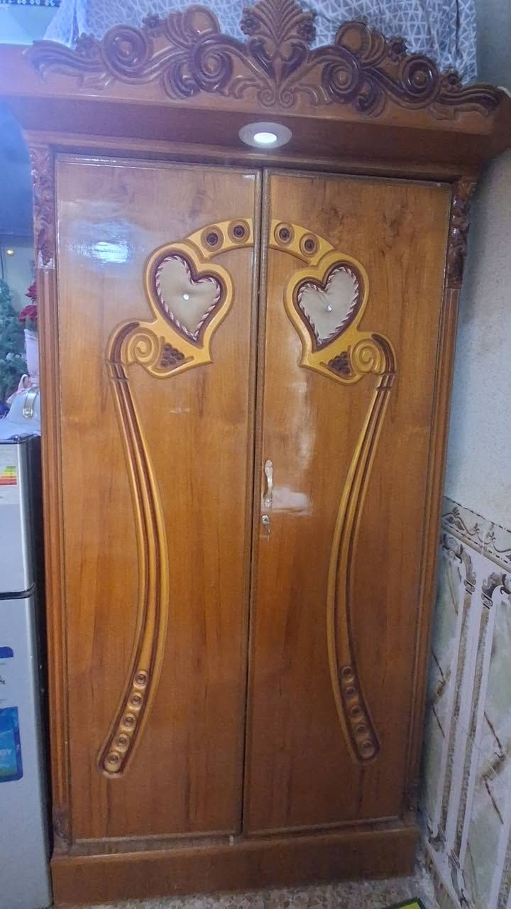 السلام عليكم.
غرفة اخشاب تسكام.  نضيفه كلش. كنتور ٦ بيبات. وكومديات ٢ جربايه. وزايه. وميز مرايه. كلش نضيفه بيه فقط تخسفات. ضربات طفل. يحتاجن تصليح بصيط فقط بالكنتور.  والباقي شخط مابي حتى صبغ ماتحتاج.  للتواصل على رقم فقط. مكاني النجف . ***********
