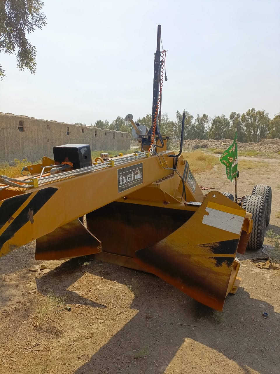 أفيات 180 نص اوتوماتيك شاصي ابو خسفه مرقمه رقم الاماني جديد تحويل جاهزة العمل ليز 3.5 او مصطرة جديد مكينه مشروطه كير ومحرك. رقم موبايل ***********
