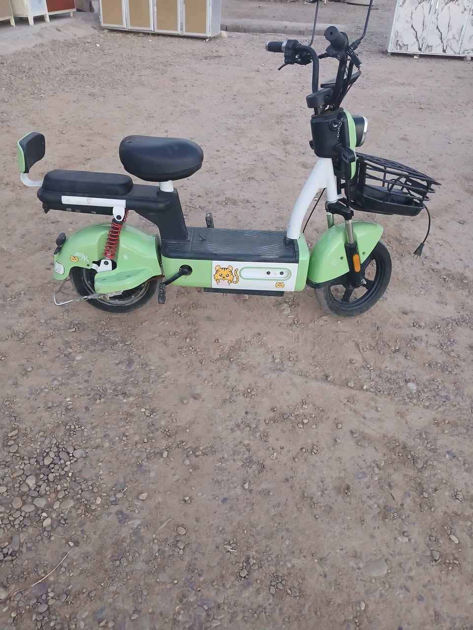 موطور للبيع اربعه بطاريات بلاديه مديل 25كامل مكمل اي نقص مابيه السعر 225وبيه مجال مكاني الضلوعيه للستفسار***********
