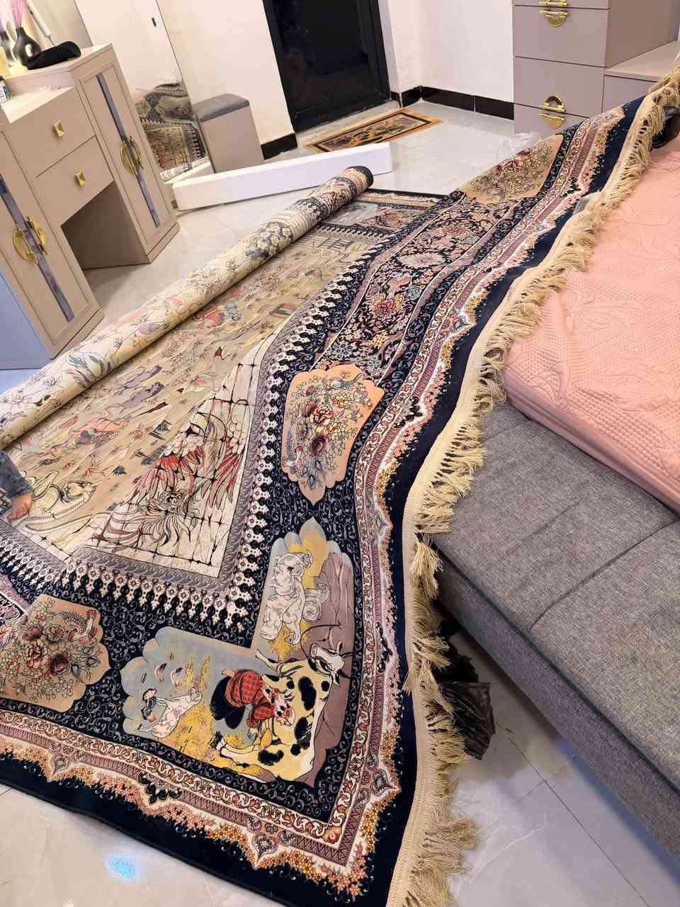 للبيع زوليه اصلية إيرانية نقش ريفي مميز وألوان مرتبه و حلوه قيم واخذ
