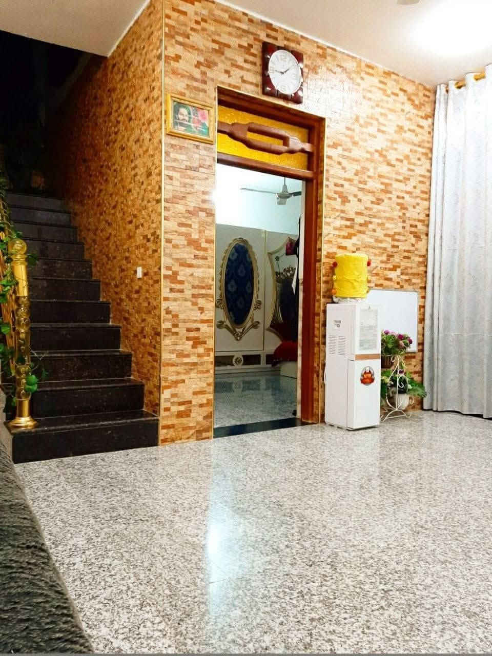السلام عليكم  بيت للبيع منطقه حواس يبعد عن شارع العام 300متر المساحه 160 متر البيت مثل ما واضح عدكم جديد بناء شرط من أرقى المواد والرضيه مرمر للستفسار مراجعه مكتب عامر للعقار نزلت حسينيه محمد داود او الاتصال على الرقام التاليه ***********او ***********
