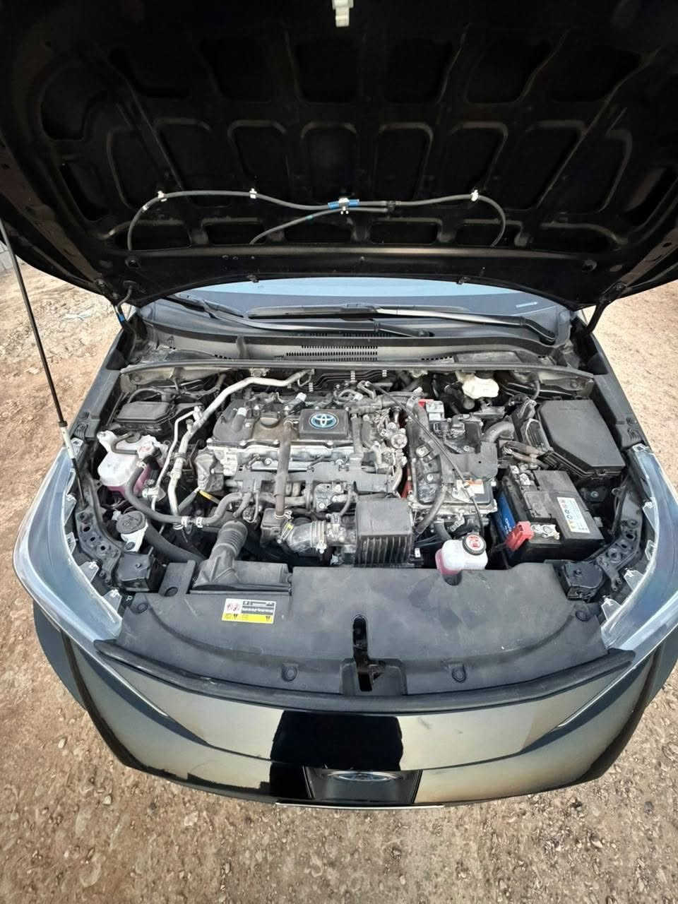 تويوتا كورولا هايبرد 2024 
🚘 الموديل: Toyota Corolla Hybrid LE
📅 السنة: 2024
🇺🇸 المواصفات: أمريكي
⚙️ المحرك: هايبرد 1.8 لتر، 4 سلندر
🔋 النظام: بنزين + كهرباء
⚡ القوة: 138 حصان
🔄 القير: ECVT أوتوماتيك
🚗 الدفع: أمامي FWD
⛽ الصرفية: تصل إلى 53 MPG داخل المدينة و46 MPG على الطريق السريع
👥 عدد المقاعد: 5 أشخاص
🖥️ الشاشة: 8 إنچ
📱 Apple CarPlay / Android Auto: لاسلكي
🛡️ أنظمة الأمان: Toyota Safety Sense 3.0
🎛️ أوضاع القيادة: Normal / Eco
🔑 تشغيل بصمة وزر تشغيل: حسب التجهيز
سيارة اقتصادية جداً بالوقود، عملية ومناسبة للاستخدام اليومي.

***********
