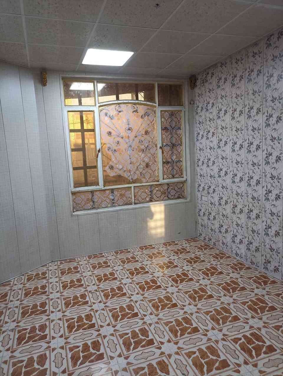 بيت للأيجار
----------------------------------
بيت  نظيف جدا طابقين للأيجار/أبو دشير.. امتداد شارع الصيرفة شارع إفران فاطمة الزهراء ع ... يفرغ الدار خلال الأسبوع القادم
م/٨٥٤   ز/٤٩   د/٣
الطابق الأرضي
_____________
غرفتين /حولي/مطبخ/كراج/صحيات متكاملة
الطابق الأول
-------------
ثلاث غرف /حولي/صحيات متكاملة شرقي وغربي
سطحين
واير سحب مولد
ماطور ماء

الاستاذ خالد الصريفي   ***********
