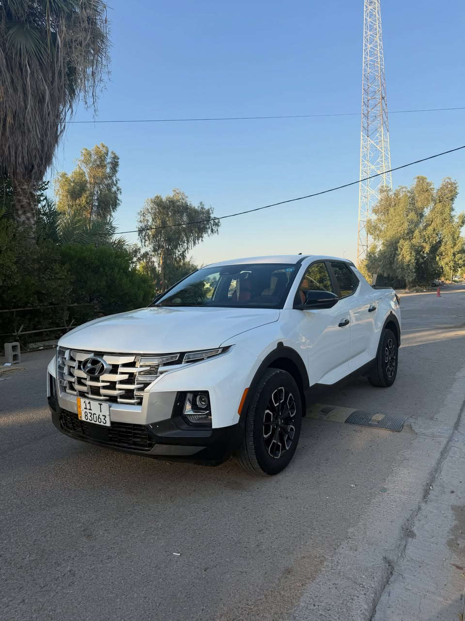 � للبيع فقط 🔥

🚘 Hyundai Santa Cruz AWD 2023 – وارد أمريكي

✨ بيك أب رياضي وعصري • راحة SUV مع عملية البيك أب • ممشى قليل جداً • جاهزة للاستخدام ✨

🚘 نعمان أوتو | Numan Auto
ثقة التعامل • جودة السيارات

━━━━━━━━━━━━━━━

📊 الموديل: 2023
🇺🇸 الوارد: أمريكي
⚙️ المحرك: 2.5 لتر (2500cc) تنفس طبيعي
🛞 نظام الدفع: AWD (دفع رباعي)
📈 الممشى: 20 ألف ميل فقط
📄 الرقم: بغداد – باسمي
📅 السنوية: جديدة
📍 الموقع: ديالى – بعقوبة

━━━━━━━━━━━━━━━

💎 أبرز المواصفات:

✅ محرك 2.5 لتر قوي واعتمادي
✅ نظام دفع رباعي AWD
✅ تشغيل عن بعد (Remote Start)
✅ بصمة تشغيل + بصمة أبواب (Smart Key)
✅ شاشة عدادات ديجيتال
✅ شاشة وسطية تدعم Apple CarPlay
✅ مقعد السائق كهربائي
✅ تدفئة المقاعد الأمامية 🔥
✅ رادار أمامي
✅ نظام مراقبة النقطة العمياء (Blind Spot)
✅ مانع انزلاق (Traction Control)
✅ Auto Hold
✅ إشارات بالمرايا الجانبية
✅ مصابيح LED بعدسات
✅ كاميرا خلفية
✅ مثبت سرعة
✅ تكييف ممتاز
✅ مساحة تحميل خلفية عملية

💡 غراضها وقطعها الميكانيكية مشتركة مع Hyundai Tucson، لذلك الصيانة وقطع الغيار متوفرة وسهلة.

━━━━━━━━━━━━━━━

🛠 الحالة بكل شفافية:

✔️ ممشى 20 ألف فقط
✔️ جاهزة للاستخدام مباشرة
✔️ شرط الفحص بأي مكان

━━━━━━━━━━━━━━━

💰 السعر: 185 ورقة (بيها مجال بسيط جداً للجادين)

📞 للاستفسار:
***********
