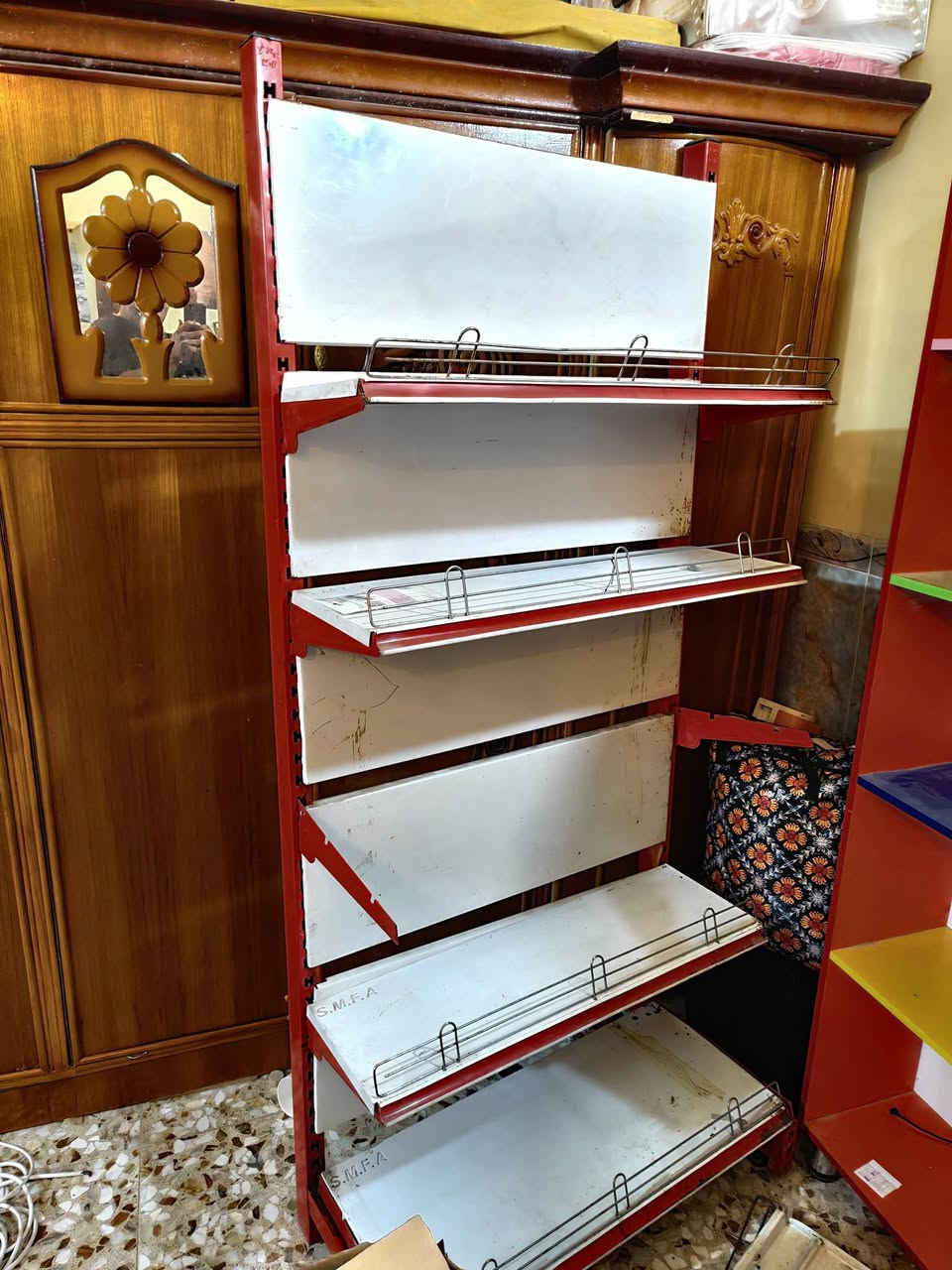 سلام عليكم رفوف للبيع كلهن 150بغداد رقم الهاتف ***********
