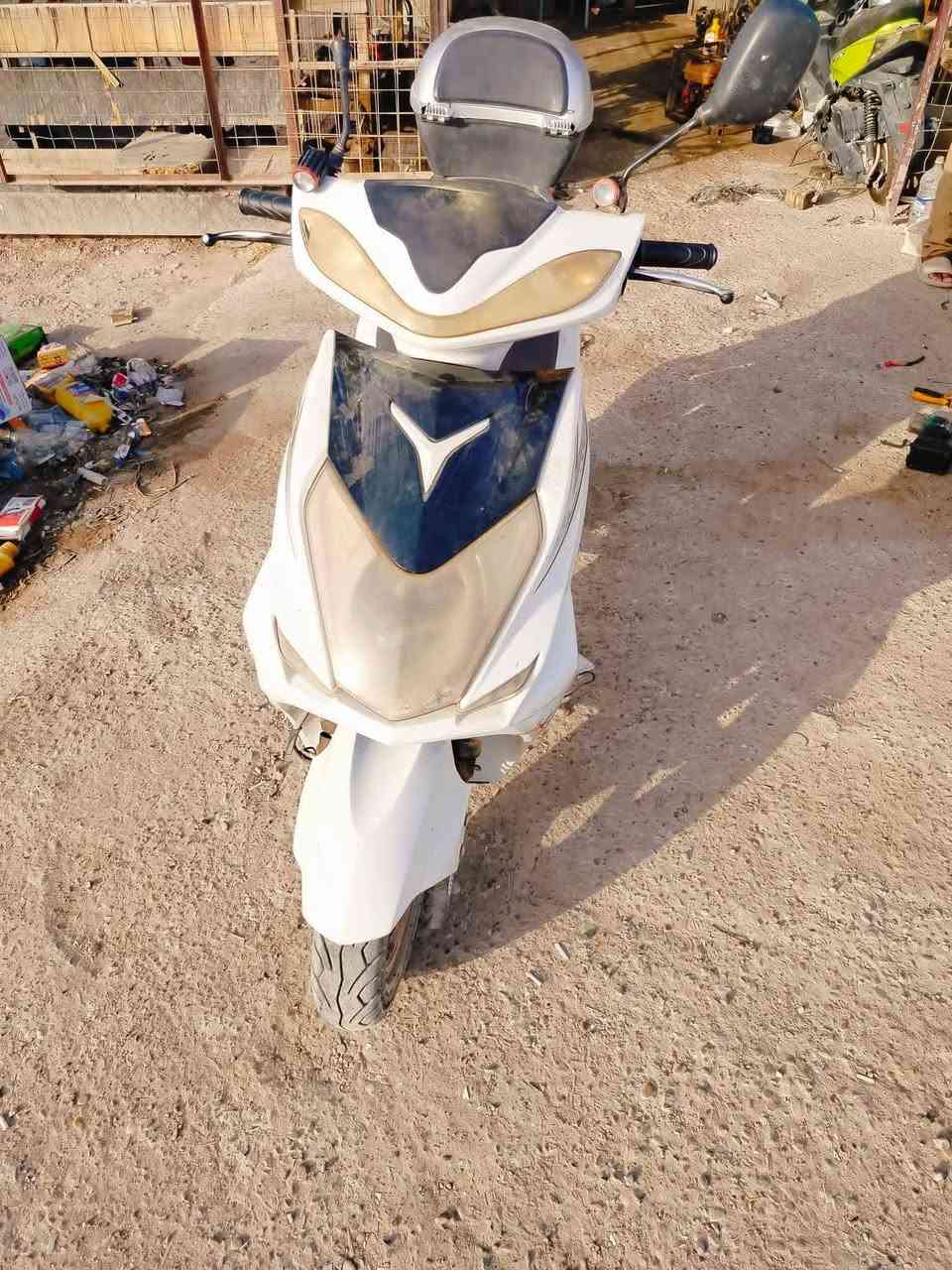 السلام عليكم سكنس صيني شغال سلف كهربائيات كاملة اوراقة كاملة ما يشتغل  يرادلة تفيلس سعر 175وبي مجال الاتصال على  الرقم*********** مكلف بل نشر
