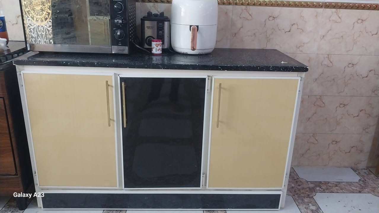 كونتر نضيف جديد مستعمل قليل مرمر ثكيل المنيوم السعر 145 وبي مجال حك الجيه ***********

نص مكتوب في الصور:
- Galaxy A23