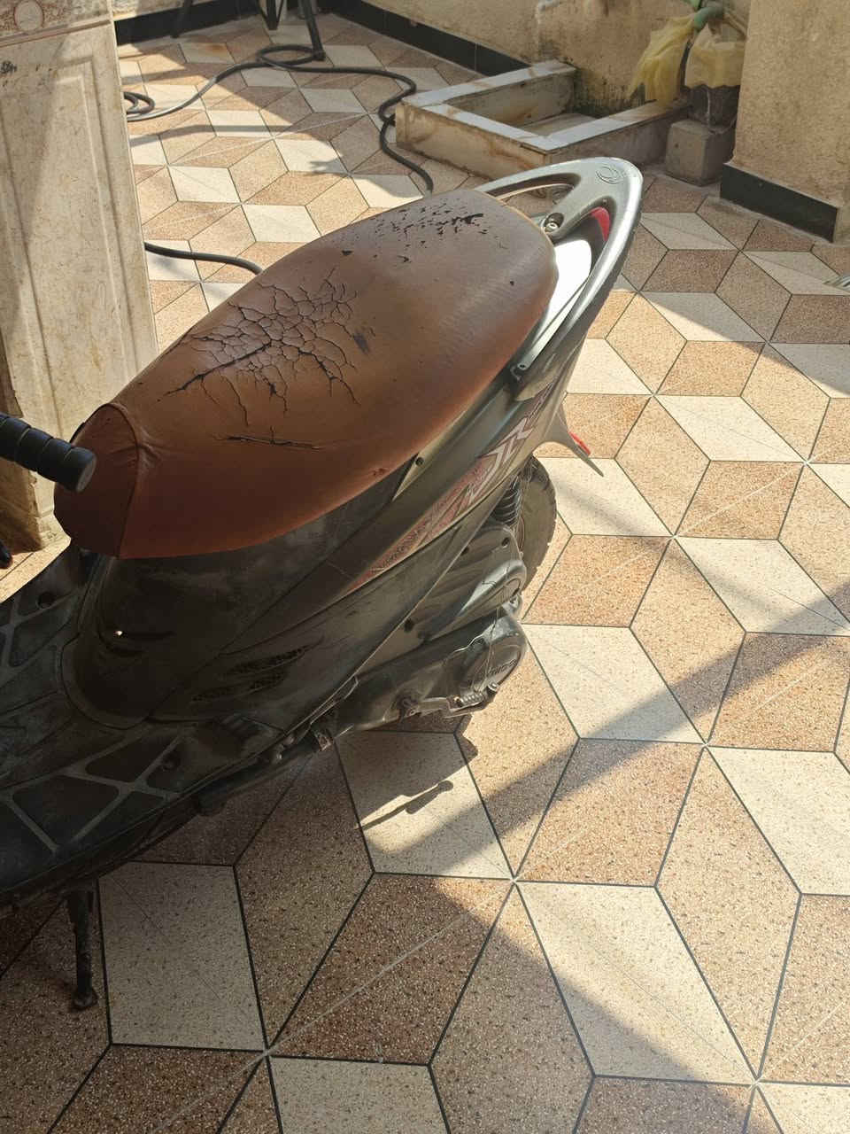 سلام عليكم دراجه كامكو جي ٤ دراجه شغاله سلف بيه عطل هندر و كامت طلع دخان كال اكو دهن ب صالنصه  رايده ب 150 وبيه مجال رقمي ب 7732308207 فقط واتساب
