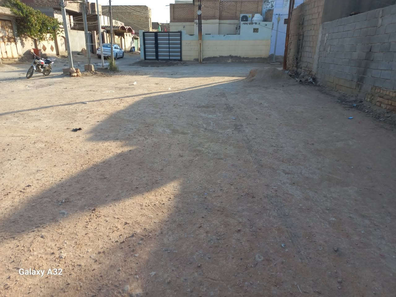 السلام عليكم 
قطعة ارض للبيع مساحة 130 متر
ركن على شارعين 
حي العسكري شارع مقابل الكراج عالحدايق
قرب بيت سعدون عوفي الشيباوي
للاستفسار الاتصال على الرقم ***********
