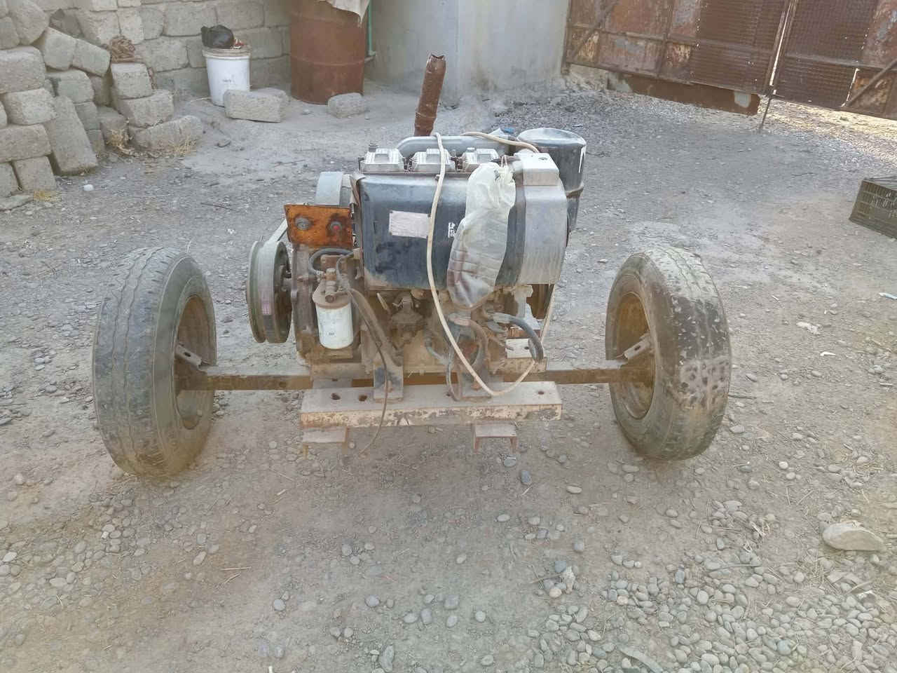 السلام عليكم  مولد كهرباء شغال و نظيفة تواير جدد جاهزة و كاملة السعر 600 وبيها مجال 7.5 KV مكان القيارة رقم الهاتف ***********
