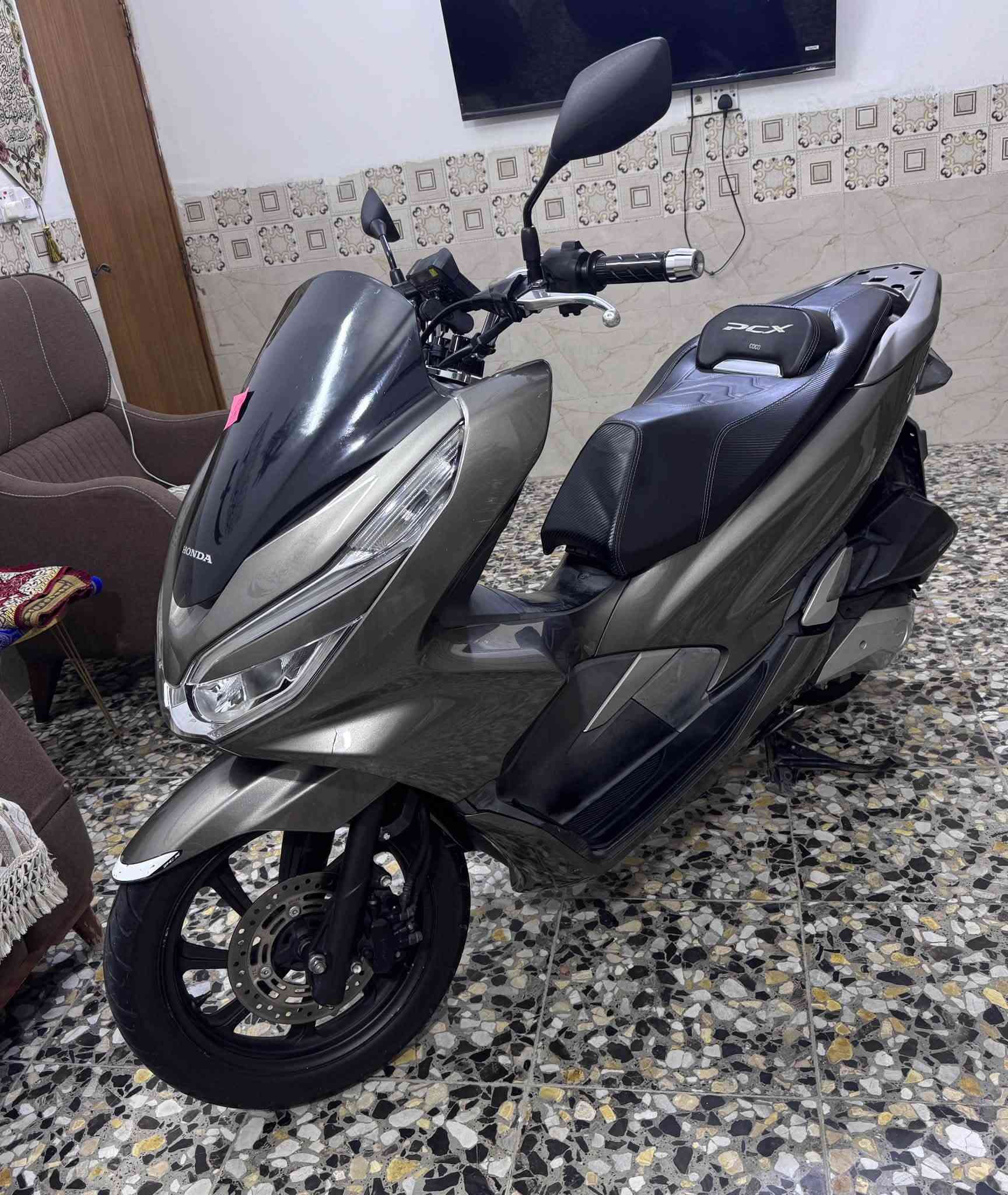 سلام عليكم PCX جيل الثالث ياباني
 نازله من المعرض قبل شهرين 
ابيعلك عله صور مزاد اليابان 
الدراجه بحاله الوكاله وياها منفيسهة وكتلوكاتهة 
وبيه شاشه كاربلي الدراجه ولا غلطه كفاله حته من الطسه
حساس ازدحام✅
حساس ستان ✅
الدراجه كفاله من التاير للتاير اي نقص مابيه  
وشرط الضمان ✅
مكاني الامين الثانيه شراي اتصل*********** 📞

نص مكتوب في الصور:
- Cost calculation
- Price in yen
- 214 .000 ¥
- Finish price in yen
- 000 000 ¥
- Calculate
- Overall rating
- 5
- Year of registration
- 2018
- Mileage
- 25 247 km
- Displacement
- 125 cc
- Frame
- JF81-1030135
- Engine number
- JF81E-5030122
- Color
- gun-metal
- Average price
- 237 000 ¥
- 197 068 ¥
- Auction comment
- 各所変色大。外装仕上げ油。
- Similar sales
- Rank 5 bikes Monthly Sales
- Data Sold 28 bikes in the
- range of ¥184,000 to
- ¥242,000
- Sales statistics
- Previously sold?
- 5/7
- Motorcycle photo
