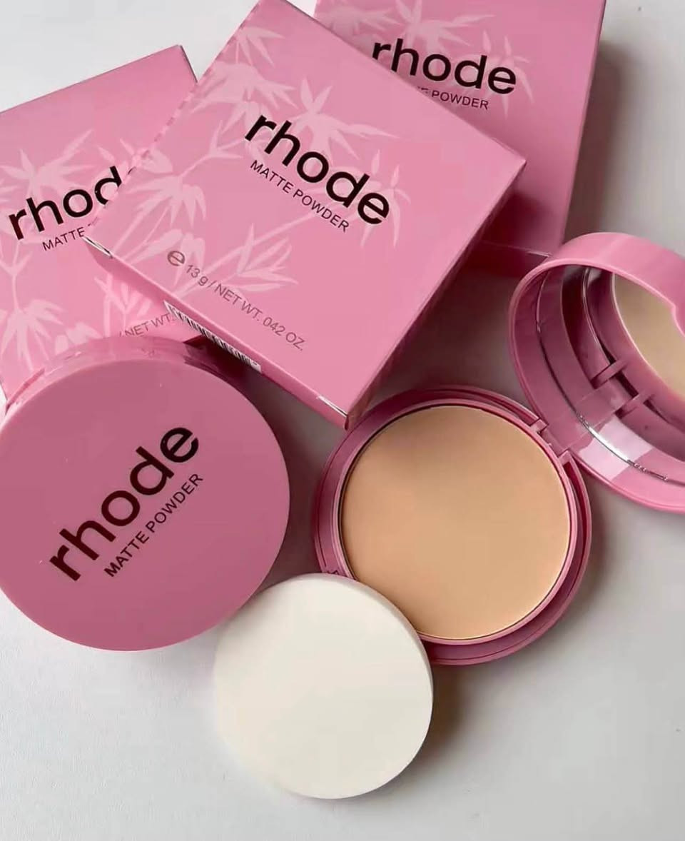 باودر رودي الأصلي (rhode Matte Powder) 🌸✨.

 مثالي لصيف العراق: يقاوم الرطوبة العالية والتعرق، ويمنع ذوبان المكياج أو تكتله في الأجواء الحارة.

 تحكم كامل بالزيوت: يمتص الدهون واللمعان الزائد اللي تفرزه البشرة بسبب الحرارة، ليمنحكِ مظهرًا مطفيًا ونظيفًا.

 تثبيت يدوم طويلاً: يثبت الفاونديشن لساعات طويلة دون أن يتغير ملمسه أو لونه مع جونا الحار.

 تغطية مخملية ناعمة: يخفي المسام والخطوط الرفيعة بفضل جزيئاته الناعمة والخفيفة.

🌿 المكونات والتركيبة:
 تركيبة مضغوطة خفيفة الوزن وخالية من الزيوت الثقيلة التي تسد المسام.
 غني بمكونات ناعمة مخصصة لحماية وتنعيم ملمس البشرة ومقاومة العوامل الجوية.

 يأتي مع إسفنجة دمج ناعمة لتوزيع متساوٍ، بالإضافة إلى مرآة مدمجة.
متوفر الآن بدرجات تناسب لون بشرتكِ

السعر 6 الاف

نص مكتوب في الصور:
- POLVO COMPACTO RHODE DISTINTOS TONOS
- CÓD. PCMD-PCRD
- $25 C/U POR CAJA CON 100 PZS
- $28 C/U A PARTIR DE 12 PZS
- $30 C/U A PARTIR DE 3 PZS
- Tono 01 Tono 02