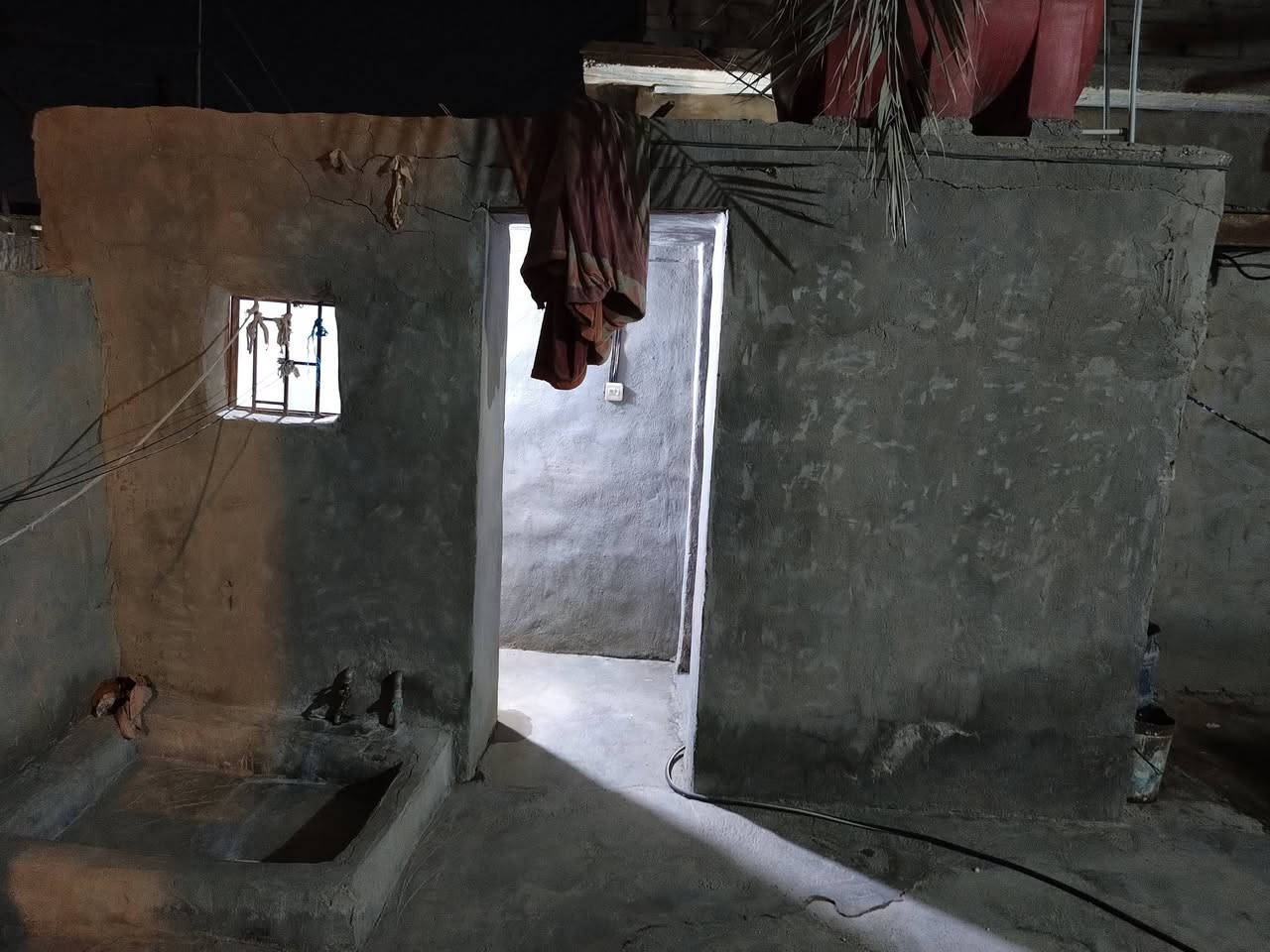 السلام عليكم  بيت مساحة 100متر   بابل ادبله الأبرأهيميه  حي النور  يبعد عن الشارع العام 75متر للأستفسار السعر 30وبي مجال شي قليل رقم***********
