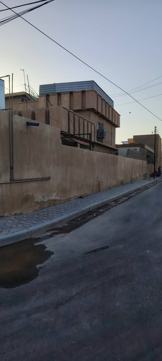 بيت 600 متر (ركن) موقع البيت حي الضباط خلف عمارة خليل الرمل بالقرب من ملعب احمد راضي ومدرسة حواء
البيت على شارع 15 الوجه بغداد 7 غرف نوم صالة كبيرة استقبال كراج وحديقة كبيرة
السعر 450 قابل للتفاوض الاستفسار على الرقم
***********
