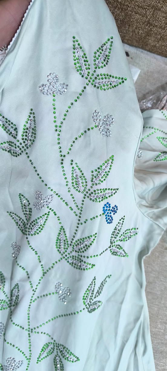 مخور يلبس وزن 70/65 سعرة 20 الف

نص مكتوب في الصور:
- Al-Makhwara Boutique