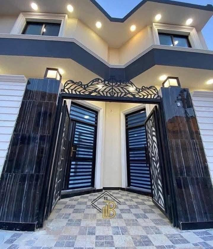 اعلان دار للبيع /​📍

⏰ السعر مناسب سارع اللحجز /💰 

​🏠 دار للبيع (طابو صرف)
​فرصة ممتازة للتملك في موقع متميز، منزل جديد بتصميم حديث وبناء متين.
​📍 العنوان والموقع
​المدينة: الديوانية - حي الجامعة.
​الموقع: قريب على شارع 20.
​📐 تفاصيل العقار
​المساحة: 100 متر مربع.
​عدد الطوابق: طابقين.
​سنة البناء: 2024.
​نوع البناء: كونكريت مسلح.
​🧱 توزيع الطوابق
​🔹 الطابق الأول:
​طارمة.
​استقبال.
​صالة + مطبخ.
​غرفة نوم (عدد 1).
​صحيات داخلية وخارجية.
​🔹 الطابق الثاني:
​صالة.
​غرف نوم (عدد 2).
​سويت صحيات.
​📞 للمراجعة والاستفسار
​يمكنكم زيارة مكتب قصر الباشا للعقارات (مكتب أحمد الشمري للاستثمار🏗️ والتطوير العقاري).
​📍 عنوان المكتب: شارع أسواق طيبة - مجاور أسواق دجلة.
​📱 أرقام التواصل: ☎️ 
​***********  📞 
​***********. 📞
