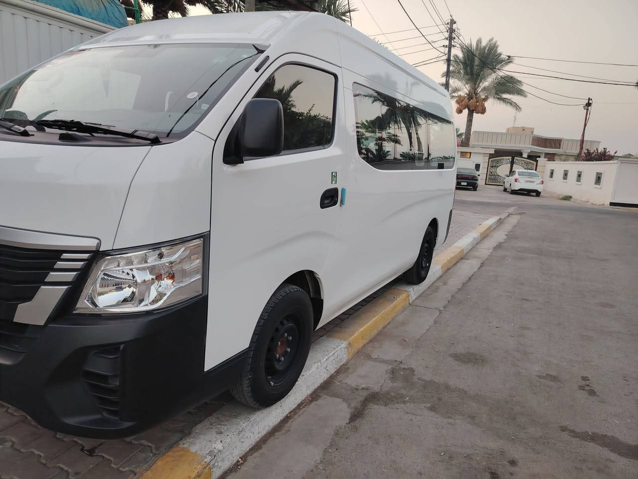 سلام عليكم نيسان يورفان  2024 ماشيه ٢٣ كيلو متر  دوشمه عامه سياره جاهزه  الاستفسار ع ***********
