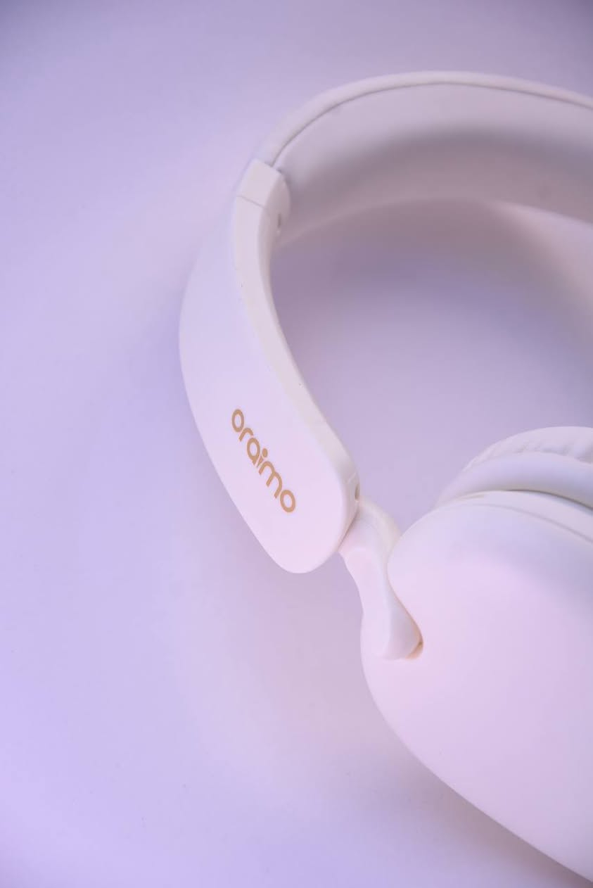 Oraimo BoomPop Lite ENC 🎧
فخامة التصميم.. ضمان وأداء يدوم
تجمع هذه السماعة بين الأناقة العصرية باللونين الأسود والابيض ، وبين القوة التقنية التي تحتاجها يومياً:
تصميم فاخر: مظهر عصري يجمع بين نعومة الأسود وبريق الذهب ليكون إضافة راقية لمظهرك.
بطارية جبارة: تشغيل يصل إلى 65 ساعة متواصلة (أكثر من يومين من الموسيقى).
صوت محيطي Sound360: تجربة صوتية غامرة تجعلك في قلب الموسيقى أو اللعبة.
مكالمات واضحة: تقنية ENC لعزل ضوضاء الخلفية أثناء التحدث.
اتصال ذكي: ربط جهازين معاً وسهولة التنقل بين الألعاب والمكالمات.
عملية وسهلة الحمل: تصميم قابل للطي ومريح جداً للاستخدام الطويل.
تطبيق مخصص: تحكم كامل في إعدادات الصوت عبر تطبيق oraimo sound.
✅ والأهم من ذلك: تأتي بضمان لمدة سنتين لراحة بال تامة.
توصيل لجميع المحافظات العراق 
للتواصل على الرقم ***********
السعر 30 الف مع التوصيل وضمان سنتين
