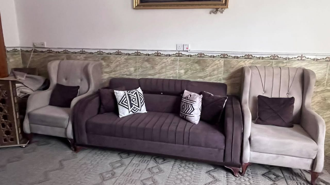 السلام عليكم تخم قنفات عشر مقاعد اخو الجديد لون جوزي رايدي ب٧٠٠ وبي مجال الاتصال على هذا الرقم +9647707917541
