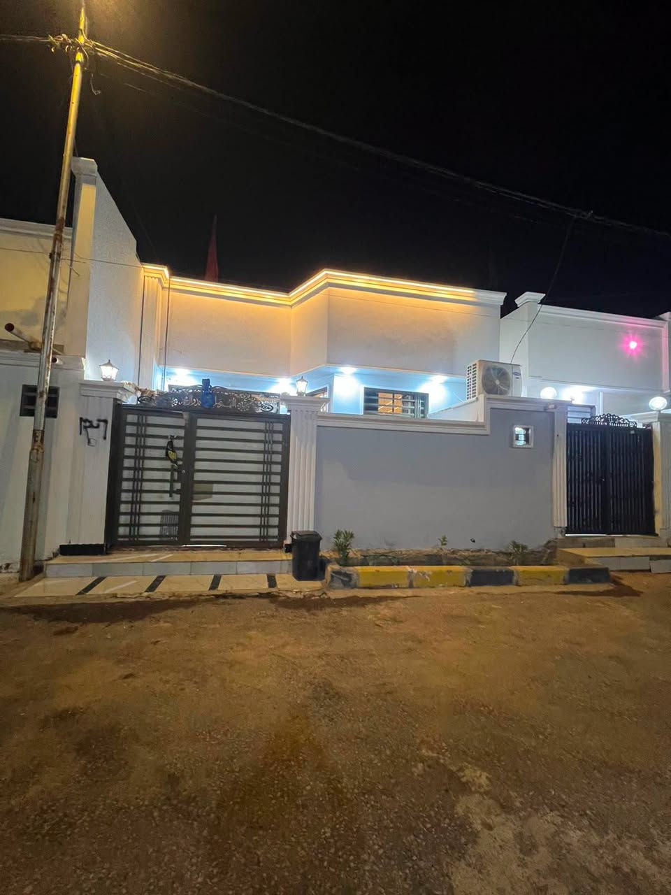 #بيت_150مربعه***********
#مكتب_التساهل_للعقار
#بيت_طابو_زراعي_سند25
السعر58 مليون وبي مجال 
بناء حديث 
عرض الشارع20متر
بناء ممتاز جدا 
بناء طابوق اساس وسقف صب كونكريت
 عنوان لبيت النجف بشارع المطار الصب
#مقابل__قرية_الغدير_مباشر 
#يحتوي #لبيت_على+_2غرفه+صاله +ستغبال +مطبخ +صحيات بلداخل +وصحيات بلخارج 
***********وتساب
