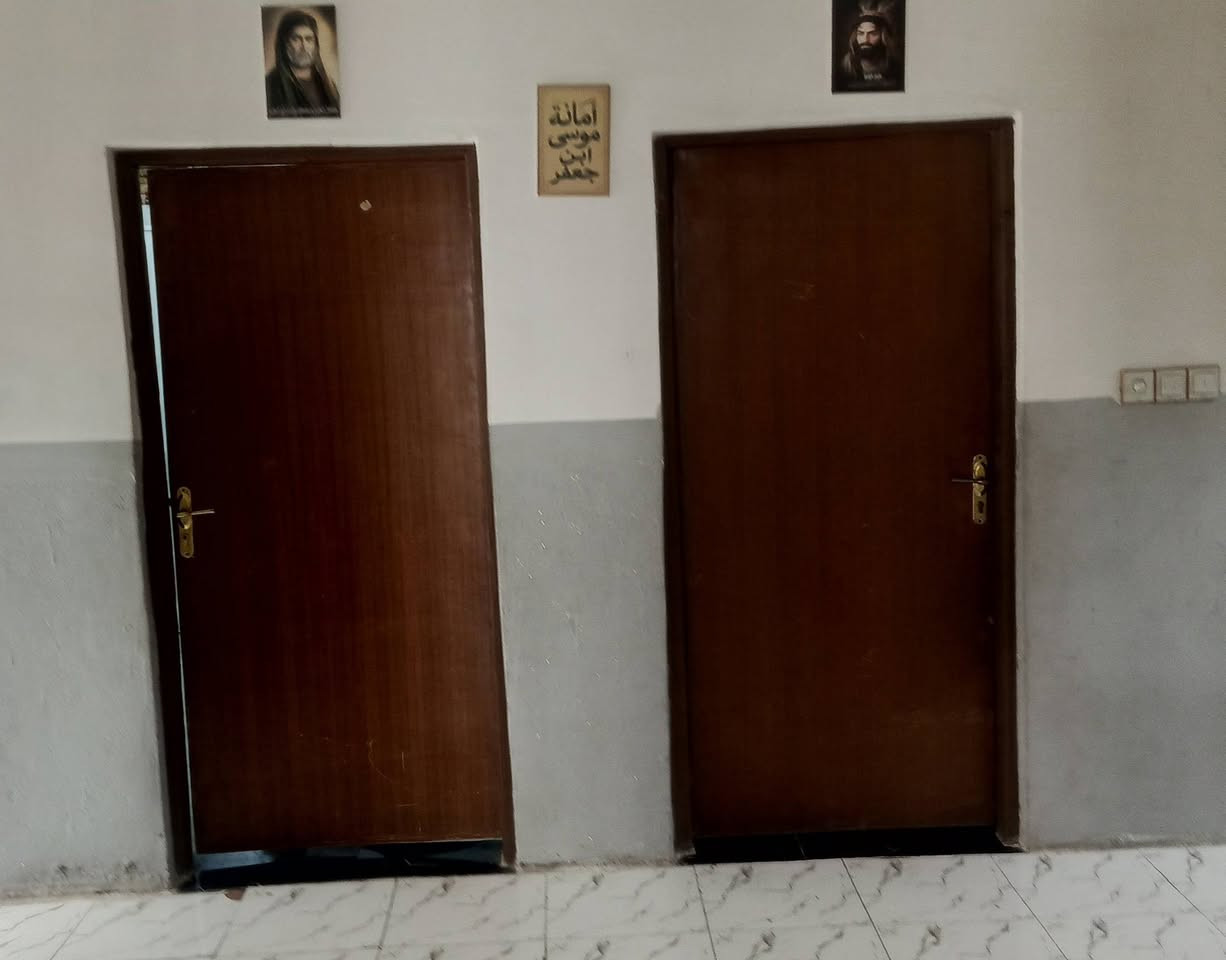 سلام عليكم بيت للبيع 200متر بنا جديد2023ساس حجر رتفاع الحجر متر مطبخ 5في4 براني 7في 4 قرف ثنين اربعه متر ونص في اربعه متر الا ربع  حمام داخلي مكاشيف 2 سيراميك كل البيت حمام خارجي سقوف ثانويه كل البيت سكف سندويج مي ومجاري درجه وله العنوان ابو صخير شارع ابو صخير نجف يبعد عن شارع العام 700متر كله شارع لباب البيت  مدرسه تبعد عن البيت 100متر اتصال*********** واتساب مفتوح ولمو شراي ليتعبني
