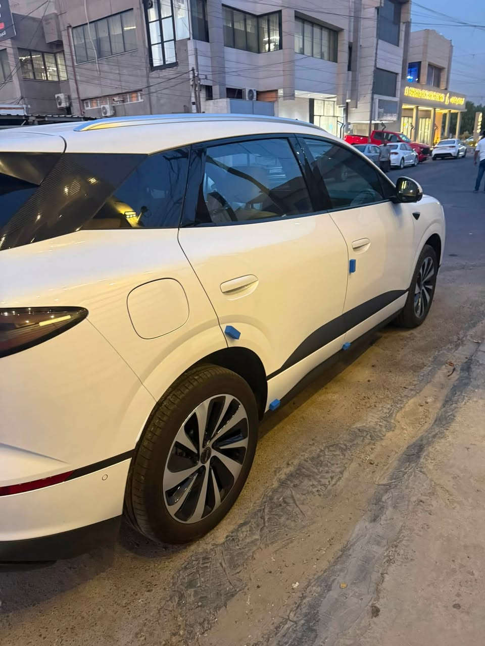 السلام عليكم
سيارة BYD سياليون06 فول  أعلى مواصفات بأستثناء قمارة حديد رقم بغداد وبأسمي ماشيه5000 كيلو للبيع وبسعر 37 مليون  للأستفسار ***********. 
السيارة موجودة في شارع فلسطين.
