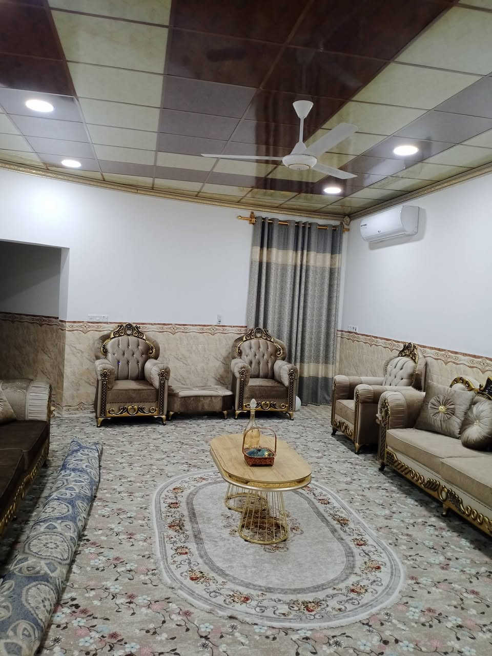 دار سكن تكريت القادسية حي الجامعة للبيع فقط مساحة 300متر 10في 30طابق واحد غرفتين نوم صالة كبيرة مطبخ حار بارد استقبال صحيات داخلية وخارجية سطح شتايكر أرضية كاشي مطعم مرمر رباط كامل واجهة حجر حديقة داخلية شارع 15متر بناء حديث ***********

