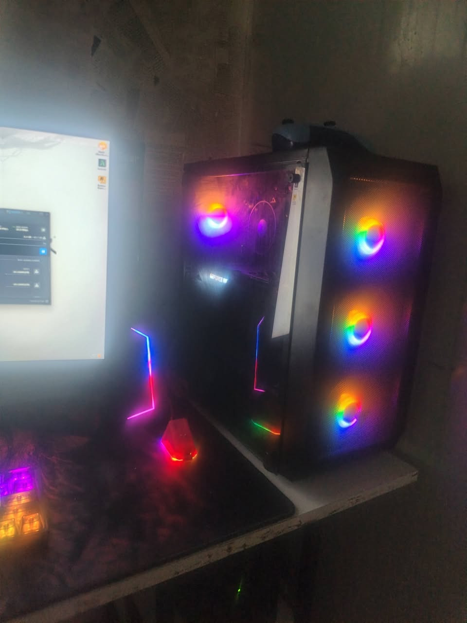سلام عليكم pc للبيع هاي مواصفاتها 
NvIDIA 3060 12g
المالج  INTEL CORE i5-10400F
RAM 16 DDR 4
 Lexar SSD1t  و 128
المذر بورد H510M S2H V2
بور سبلاي GX 650 
شاشه 2k منحنيه 27 انچ  
ماوس RTTRCK SHRRK- X11
كيبورد ريددراكون 
ما موجود علا فيس ***********
