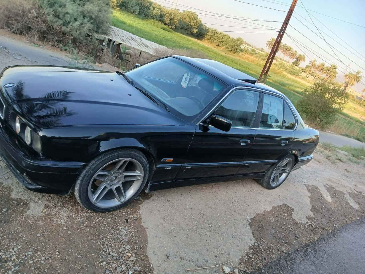 سلام عليكم اخوان ٥٢٥ موديل ٩٣ اصل... مسكر.. فتحة..
مكينه كير حداديه بحاله جيده جدا. َ..
داخل جلد كهرباء.. دبل ارباك...
كت ام... دعاميات ودوس...
ويل ميمو اصلي. إيطالي..
منضومه تبريد جاهزة 
مصبوغه للجماليه فقط...
بدون اي ضربه او حادث....
سياره جاهزه من كلشي وبلحقيقه احلا من صور
سنويه لل٢٨...
رقم بغداد تحويل ثاني يوم.***********مكانهه الفلوجه
