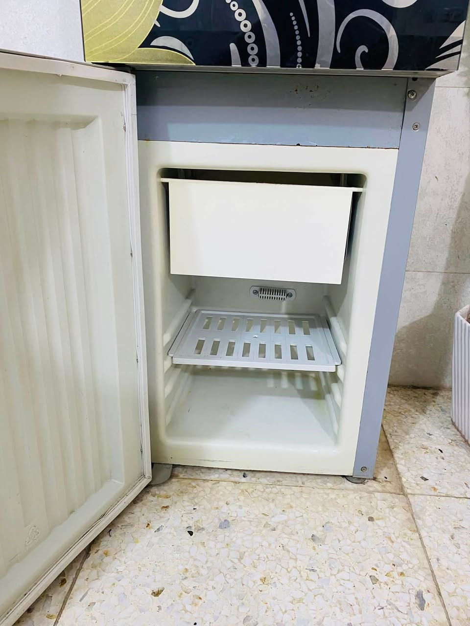 براد نظيف جدا استعمال نصف موسم فقط وبلاسفل ثلاجه كامل ما بي اي مشكله ابد 120 الف بس وياهه هذه الحياكه هديه *********** راسل واتس او خاص
