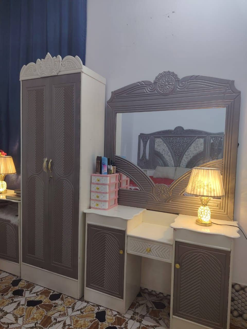 غرفه اخشاب سوكيه للبيع سعر 750وبيها مجال العنوان الرمادي 7كيلو وره لمعارض ***********
