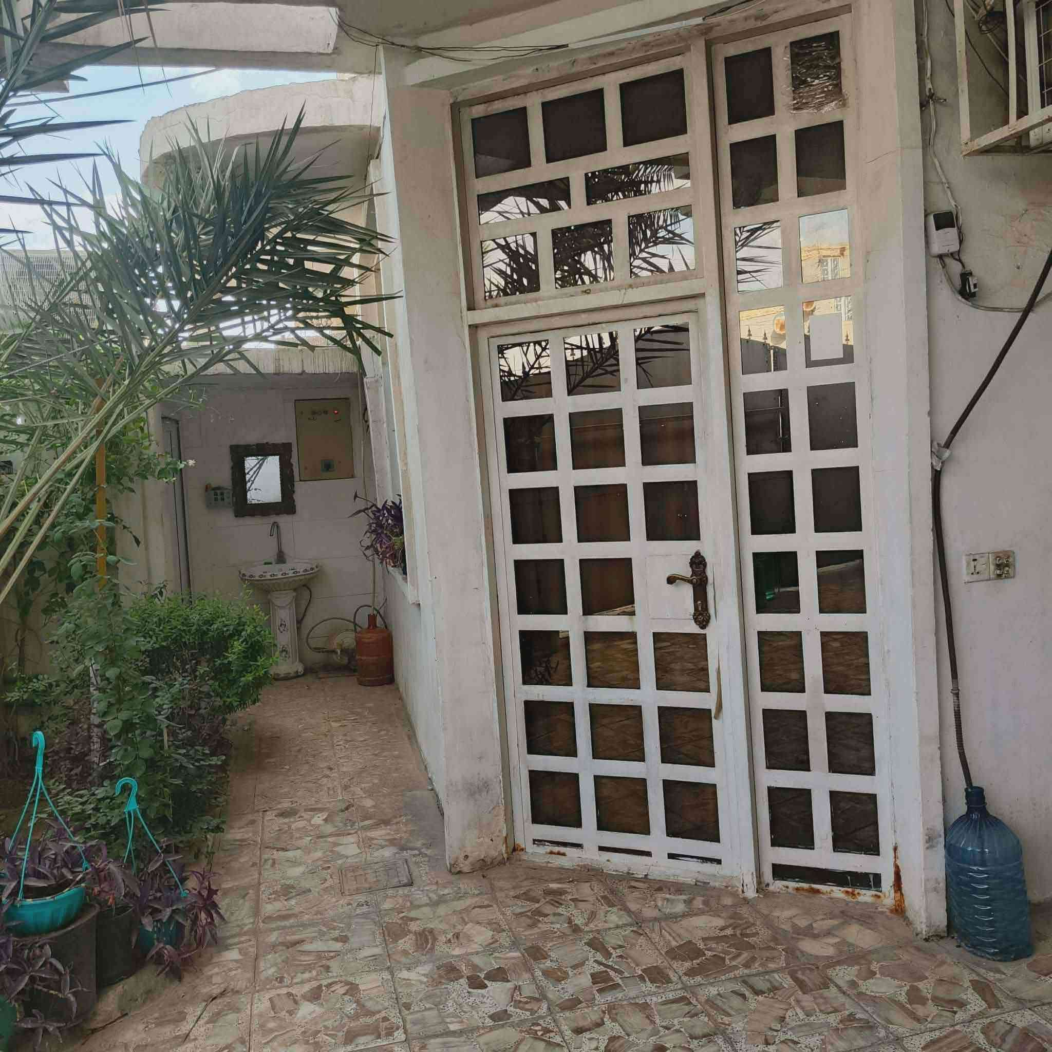بيت ٢٠٠ متر
كراج وحديقه وهول كبير وغرفتين وحولي مع غرفه فوك.. 
منطقه مبلطه حي السلام البساتين عل قناة خلف المشاتل فرع مقابيل الجسر.. 
المنطقه بيهه كتاب تسجيل العقاري بالشعب قرار تطويب 
الاتصال على ***********
