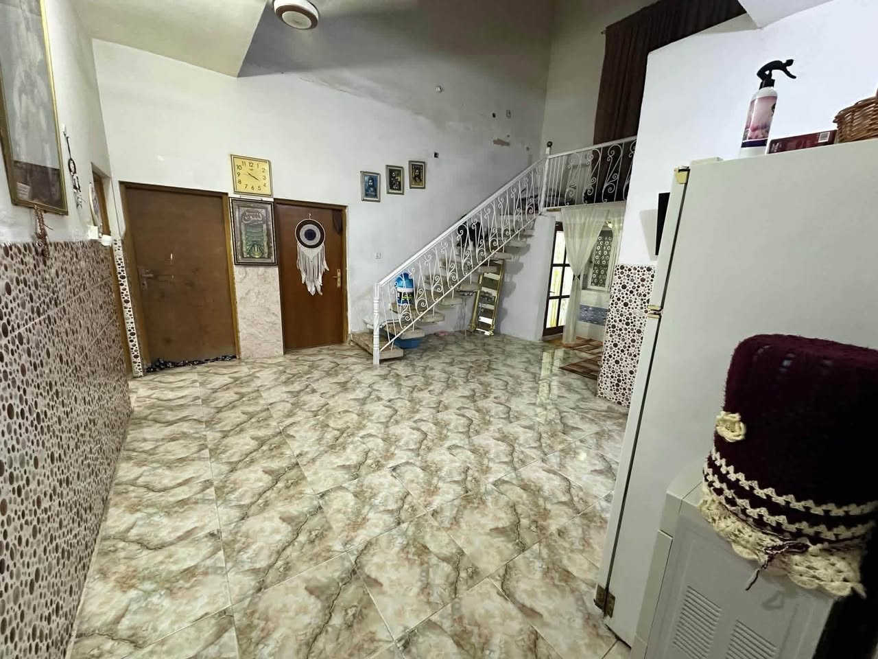 دار سكن طابو صرف في حي ( الأمير الأول )
خلف بيت ( القاضي سامي كامل عيدان ) مباشرةً
مساحة ٣٠٠ م - غرفة نوم واحدة - سقف عكادة 
بناء طابوق جمهوري - رباط صب كونكريت مسلح
( خدمات كاملة - مجاري - تبليط ) الوجه 15متر  النزال  20متر 

( يبعد عن مدرسة اعدادية المدينة المنورة ٧٠ م ) 

الاستفسار  على الرقم 
***********
