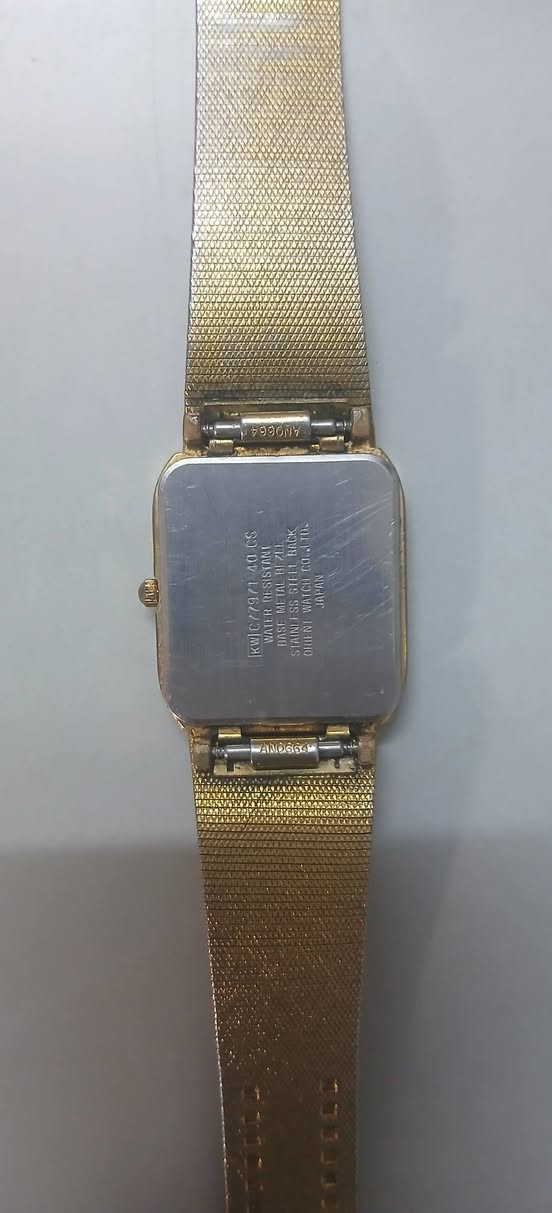 ساعه اصليه ويابانيه وقديمه سعر الساعه 40 مع التوصيل يريدها يتصل بيني على رقم الهاتف او مراسله الصفحه***********
