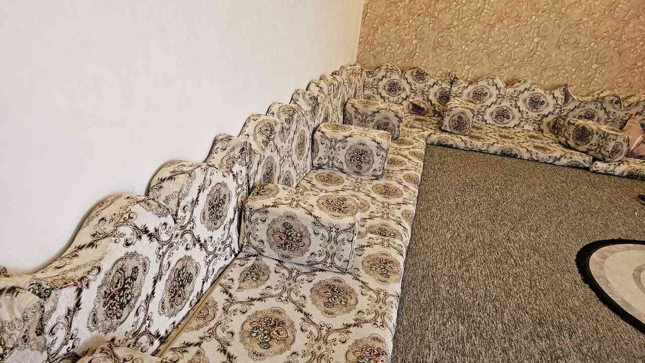 جلسة كويتية للبيع الجلسة نضيفة جدا مقاعداصلية ٦×٤  منادر مع تكيات وكوشات  
العنوان القرنة حى الجمعة 
 ﺍلسعر ٢٧٥
***********
