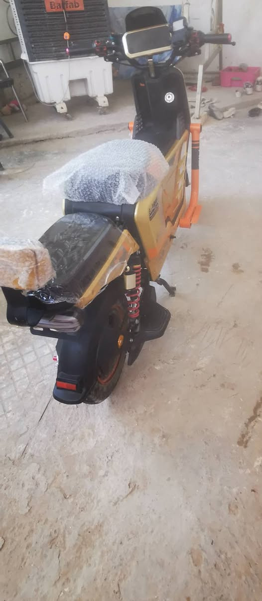 سلام عليكم ورحمة الله وبركاته
1. درجه نوع X900 من شركه HIS

2. الملف قوى 2000W  يعني 70 حقيق

3. تكون 5 بطاريه كلش زينات حالت زيرو 64v شاحنه الاصليه

4َ شاشه عرض السرعه مع الفولتيه و شحن و اي عطل في الدراجه مه الاشاير و الضوه عالي و ناصي

5. من فذ شحن يو اسبي شاحنه مبايل

6. صندوق في الأوسط مساحه تخزين كبيره مع الضوه و الوان

7. الضوء الامامي زنون  و الألوان قوي كلش

8. مكان تخزين في البطاريه

9. درع  يحمي من الصدمات
 
10َ. كشن خلفي كبير و مريح

11.كشن لامامي كبير واسع

12.استاند لي المبايل

13. دبل خلفي غاز

14. دبل الامامي  هايدرولك

15. دسك امامي دهن

16. دسك خلفي دهن

17. جك نص توكف دراجه عليه

18.و قفل ستيرن

19. و بصمه و مفتاح

20 دراجه نضيف 99/100

21. الضوه خلفي و للالوان 

22.ملحقات سله

23. سعر 650 بيه مجال قليل

24 عنوان نجف أحياء نداء بيتي 2

25 رقمي ***********
