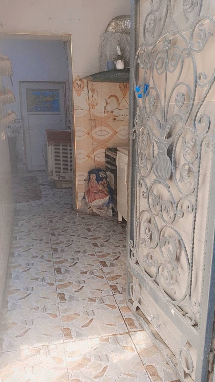 بيت للبيع
70  متر  طابقين بلخط الاول   

(طابو زراعي سند 25 مشمول بلتطويب) 

بناء حديث  صب كونكريت وطابوك نهروان  

 يحتوي على
 الطابق الاول [ غرفه  وصاله ومطبخ وستقبال 
وصحيات  ومكشوفات ]

الطابق الثاني  [ غرفه  وصاله ومطبخ وستقبال 
وصحيات  ومكشوفات ]

الموقع.   [النجف شارع الصب مقابل قرية الغدير عمود 270   ]

السعر 34  مع المجال 

استفسار 
اتصال ‏ *********** ‏ واتساب ***********
