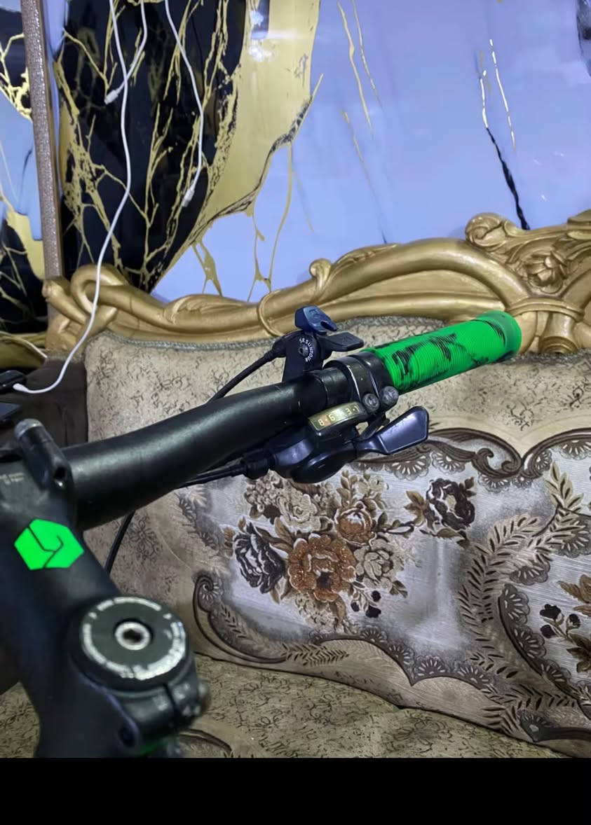 🚲 الوحش الألماني CUBE AKIM 💚

💚 وينهم عشّاق الألماني؟ 💚
جبتلكم الوحش الألماني CUBE AKIM 🇩🇪🔥
وبـ أنسب وأرخص سعر بالعراق!

💵 السعر: 415االف فقط
🔥 وبيها مجال بسيط كلش
نفسها تنعرض بـ 600$ وأكثر!

🟢 المواصفات:
💚 فريم حديث وايرات دفن حجم 27.5 S
💚 فريم ألمنيوم بالكامل
💚 بريكات هايدروليك Shimano
💚 سيت Shimano Acera بالكامل
💚 نظام 3×8 سرعات
💚 مجمع ركبة FSA بولبرن
💚 بطيخات وفلنجات كبس
💚 دبل SR Suntour
💚 4 تحكات قفل + فتح
💚 تحكم من الستيرن
💚 تقوية وترخية حسب وزنك
💚 سرج + مده سرج + ركبة + ستيرن ختم CUBE
💚 قاعدة مطارة من ماركة T-One

🔥 الدراجة جاهزة من كلشي وما تحتاج أي شي!

⚠️ ملاحظة:
بيها فقط شخط بالفريم، موضح بالصور، بسبب حشر الزنجيل بين الصينية والفريم وصار الشخط بهالشكل.

📍 العنوان: بغداد – الكفاح – شارع الشيخ عمر
📌 قرب مستشفى الطوارئ

📩 للاستفسار خاص
📞 ***********

💚🚲 CUBE AKIM — ألماني، مرتب، وسعر ما يتعوّض!
