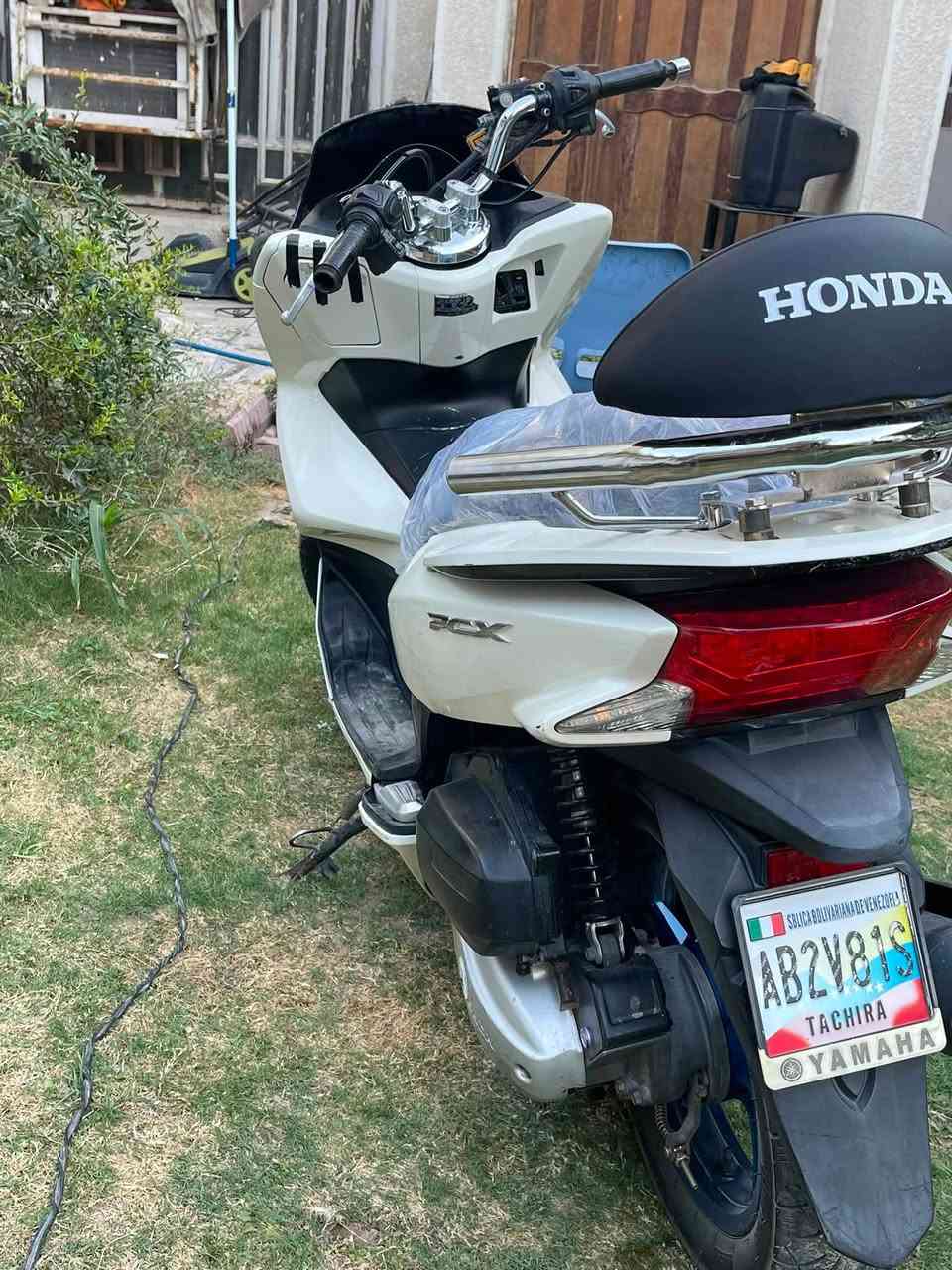 السلام عليكم pcx للبيع دراجه نضيفه محرك خير من الله خرسه بل حقيقه انضف بعد  حساس ازدحام رايده مليون و ٣٥٠ رقمي ***********
