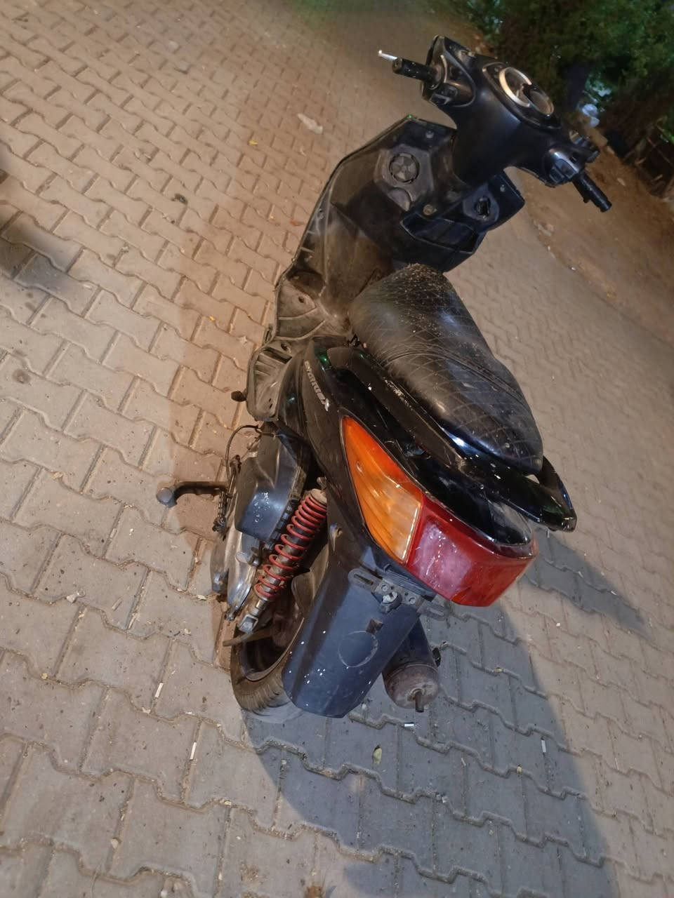 السلام عليكم سكنس فحل كابريتر متروكه جانت شغاله وفجأ طفت مكينه شغاله وناعمه بيهه قطع نار ابيع كوم حديد دراجه طافيه تجي تحمل وتروح السعر ٣٠٠ وبيهه مجال مكاني شارع حيفا قرب مقام  خظر الياس ***********

