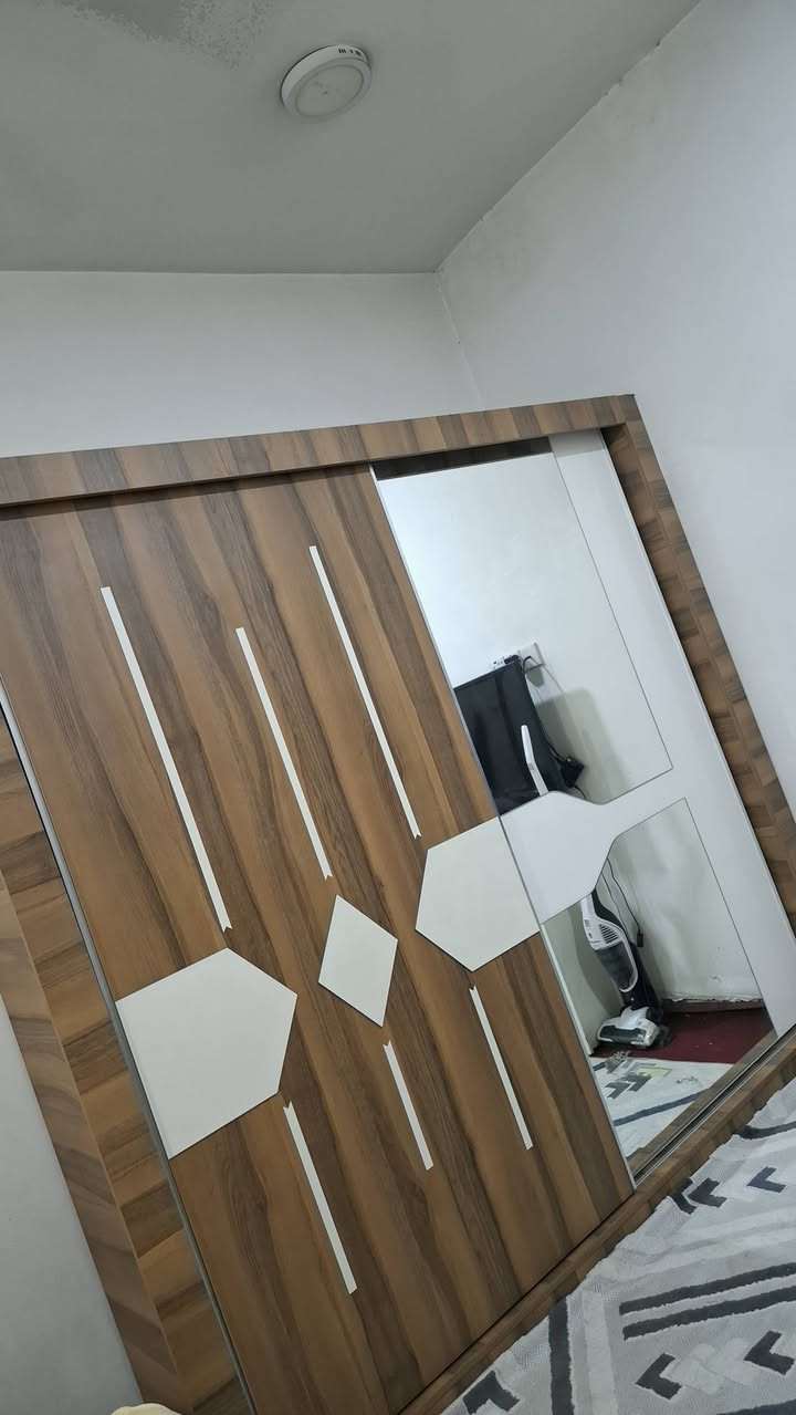غرفة نوم ٤قطع كنتور وكومدين وجرباية ب١٢٠الف وكنتور ٣ابواب ب٦٠الف وتلفزيون قياس ٤٢السعر ب٦٠الف وجرباية نفر عدد ٢ ب٤٠ والسعر بيهن مجال بسيط المنطقة الشرطة الخامسة الرقم ***********

