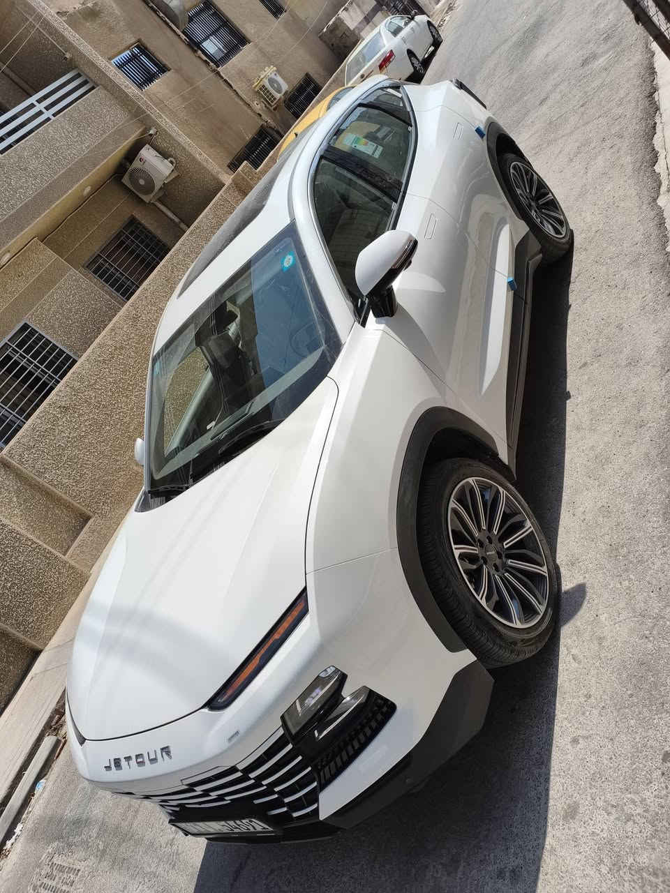 للبيع جيتور داشنك لكجري 24 فول فول لون ابيض 
اعلى مواصفات ١ ع ١ 
ماشية 8700 فقط.  الف كيلو  زيرو
مكفولة لا صبغ ولا بارد 
السعر 26  مليون وبيه مجال 
رقم بغداد الجديد بأسمي 
١٦٠٠ تيربو 
كير تعليك 
وكالة شركة هارلم
بصمتين موجودة وكل كتلوكات الشركة 
تبديل الدهن فقط بالشركة والباقي كلشي بلادي 
‏Dashing 1.6L Luxury جيتور
الموديل: 2025
المحرك: 4 أسطوانات L1.6 تيربو 197 حصان حقن مباشر ناقل الحركة: DCT اوتوماتيكي من 7 سرعات العداد: 17 الف كيلو
استهلاك الوقود: 7.7 لتر لكل 100 كم
المواصفات
* إطارات قياس 20 إنج
*   فتحة سقف بانوراما
*   مقصورة الركاب من الجلد الفاخر
*   مقعد السائق والراكب كهربائية
*   مقعد السائق مع ذاكرة لحفظ وضعيات الجلوس
*   مقعد السائق مبرد ومدفاء
*   مقعد الراكب مبرد ومدفاء
*   كاميرات محيطية 540 درجة
1 * شاشة التحكم بقياس 15.6إنج
*   * شاشة القيادة بقياس 8 إنج
*  نظام ابل كاربلاي واندرويد اوتو
*   نظام أوامر وتحكم صوتي
*   نظام صوتي 8 سماعات من 
*   رادار تفاعلي
*   تحذير مغادرة المسار
*   نظام القيادة شبه الذاتية
*   نقطة عمياء
*   نظام تحذير الاصطدام الامامي والخلفي
*   إنارة محيطية
*   إنارة ترحيبية
*   المرايا الجانبية قابلة للطي كهربائياً
*   شاحن هاتف لاسلكي سريع
*   خاصية إغلاق الشبابيك وفتحة السقف عن بعد
*   مصابيح أمامية أوتوماتيكية زينون مع مصابيح نهارية LED
*  التكيف التلقائي مع الضوء القريب والبعيد
*   مسند الذراع الوسطي مع ثلاجة
*   دخول ذكي (بصمة)
*   تشغيل عن بعد
*   صندوق كهربائي
*   نظام الفرامل اليدوية الاوتوماتيكي Autohold
*   وضعيات قيادة متعددة
*  6 وسائد هوائية
*   موسيقى ترحيبية
*   عتبات الأبواب مضيئة
*   نظام تنقية الهواء مع شاشة لعرض البيئة الخارجية
*   حساس للمطر
* للتواصل عالرقم وموجود واتساب 
* 
مكان السيارة بغداد

***********
