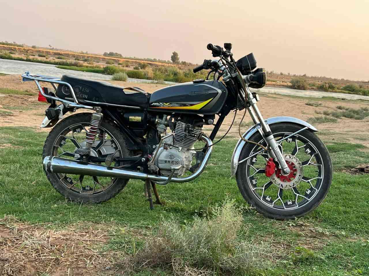 ماطور البيع خمسه كير مطور حيل نضيف كهربائيات كلها شغاله محرك 200 ما ناقصو اي شي  السعر 550
الرقم ***********
